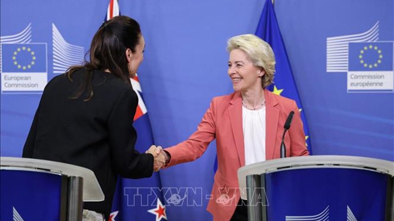 欧盟委员会主席乌尔苏拉·冯德莱恩和新西兰总理雅辛达·阿德恩。（图片来源：法新社/越通社）