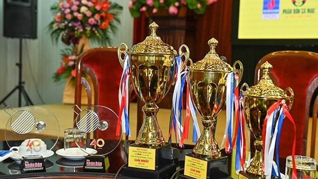 第40届《人民报》全国乒乓球锦标赛奖杯、纪念章。