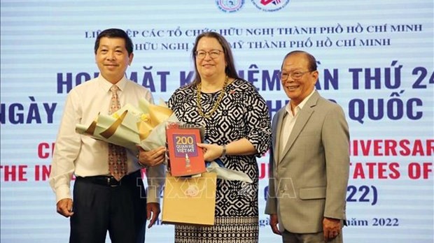 胡志明市友好协会同《昔今杂志》发行《越南与美国关系200周年》（英文版）一书。