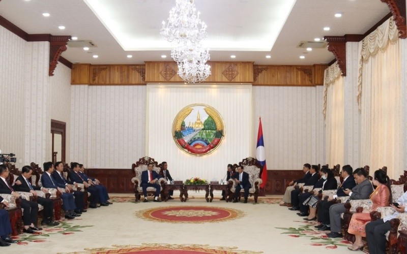 老挝政府总理会见河静省工作代表团。（图片来源：人民报网）