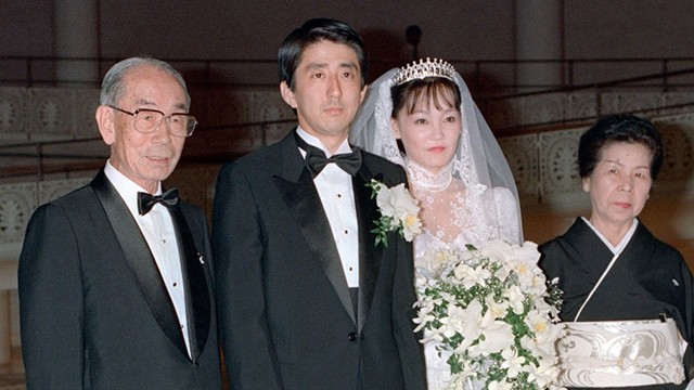 安倍晋三和他的妻子1987年举行婚礼。站在安倍晋三夫妇旁边是日本前首相福田赳夫及其夫人。