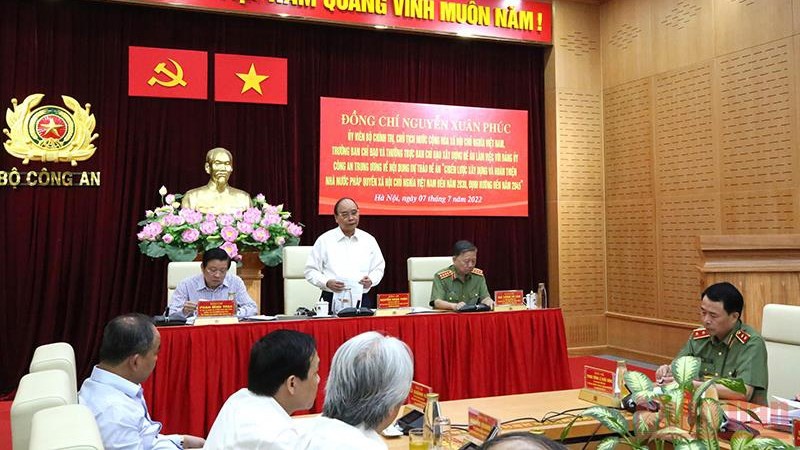 阮春福主席同公安部党委举行座谈会。