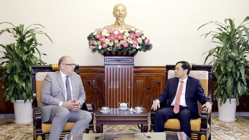 越南外交部长裴青山会见丹麦驻越大使金•霍伦德•克里斯滕森。（图片来源：国际报）