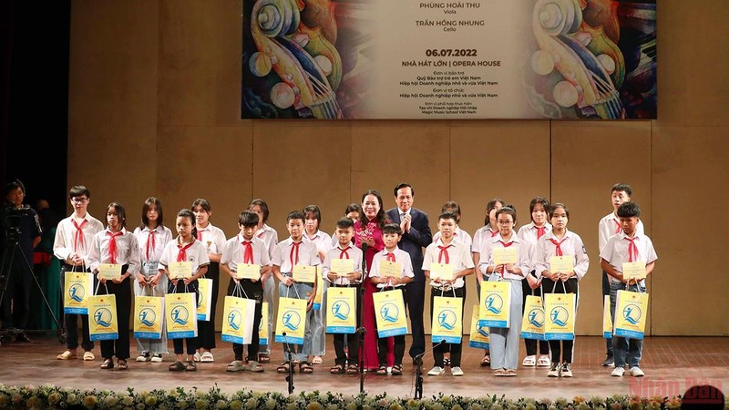 国家副主席武氏映春和越南劳动荣军与社会部部长陶玉蓉向特困儿童颁发慰问品和助学金。