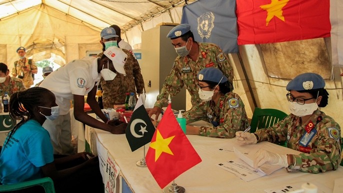 越南3号二级野战医院与巴基斯坦一级野战医院合作​​采血、快速检测，为南苏丹人民提供艾滋病防治咨询。（图片来源：mod.gov.vn）