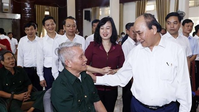 越南国家主席阮春福看望慰问北宁伤残军人。