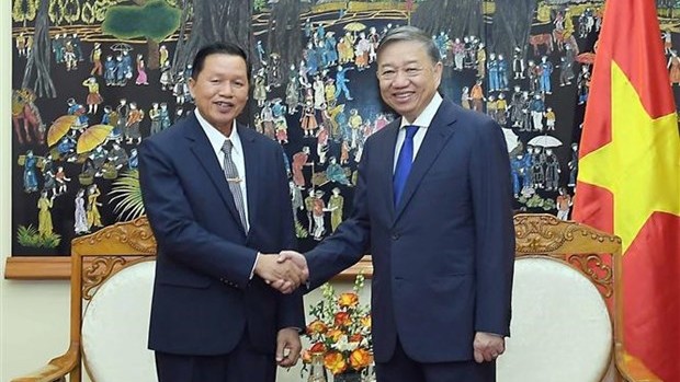 越南公安部部长苏林会见老挝公安部副部长万通·贡马尼。
