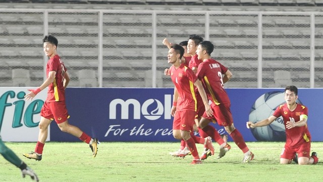 越南球员庆祝进球。