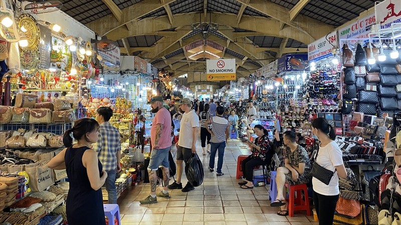 胡志明市槟城市场热闹回归，国际游客往来如梭。