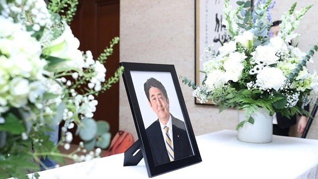 日本驻越南大使馆举行已故日本前首相安倍晋三吊唁仪式。