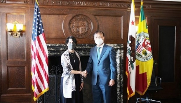 杜胜海副部长与洛杉矶市副市长哈奇格恩。（图片来源：工贸报）