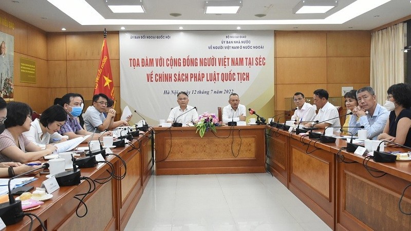 越南外交部海外越南人国家委员会同国会对外委员会联合主持召开有关旅居捷克越南人国籍政策的线上线下结合会议。（图片来源：国际报）