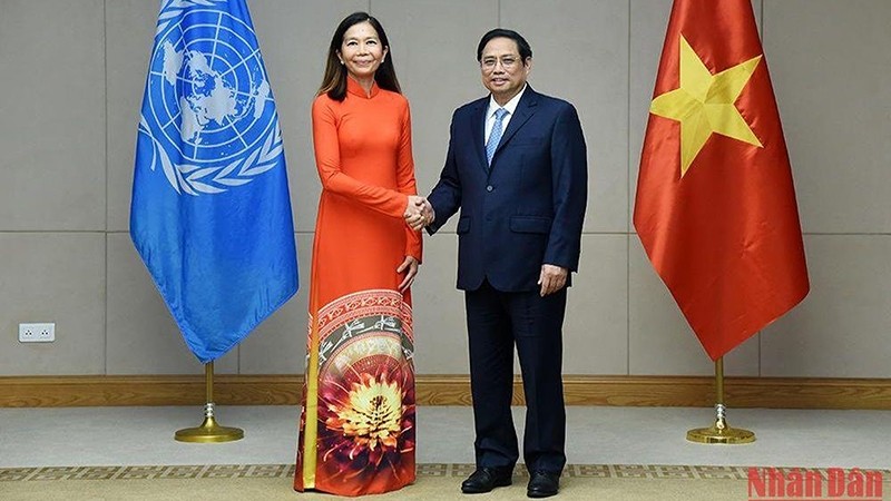 越南政府总理范明正和联合国新任驻越南协调员宝琳·塔梅西斯。
