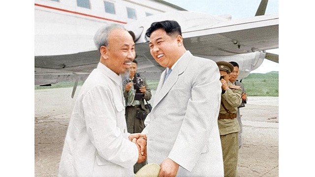 胡志明主席在平壤会见朝鲜领导人金日成。（图片来源：朝鲜驻越南大使馆）