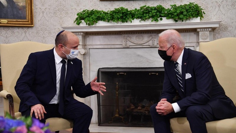 2021年8月27日，美国总统乔·拜登（右）在白宫与以色列总理纳夫塔利·贝内特会谈。（图片来源：法新社/越通社）