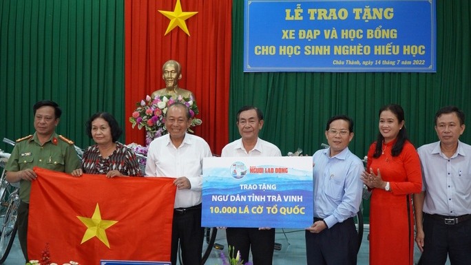 向茶荣省渔民赠送1万面国旗。