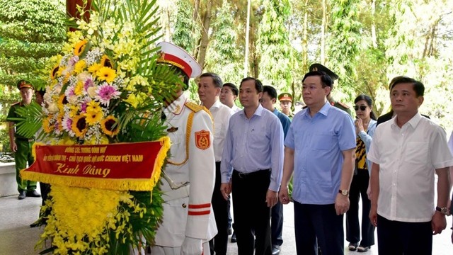 国会主席王廷惠在同禄三岔路口历史遗迹区敬香。
