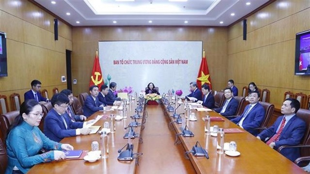 越共中央组织部部长张氏梅与中共中央组织部长陈希通电话。（图片来源：国际报）