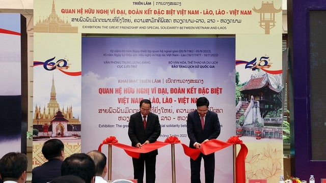 范平明副总理和老挝国家副主席本通•吉玛尼在开幕式上剪彩。