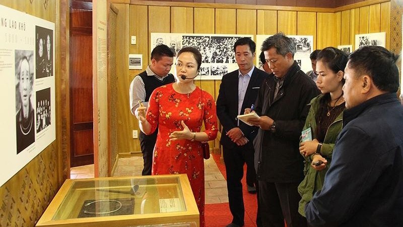 老挝国家博物馆代表团参观越老革命历史遗迹区。