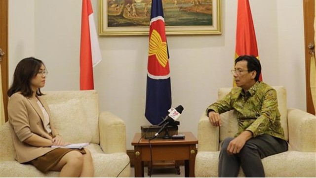 越南驻印尼大使谢文聪接受采访。