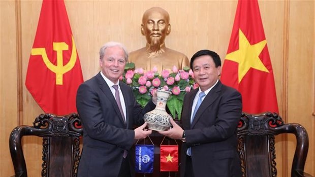 胡志明国家政治学院院长阮春胜（友）向世界银行首席执行官阿克塞尔·冯·托森伯格赠送礼物。