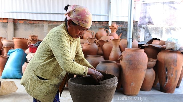 宝竹陶瓷村艺人。
