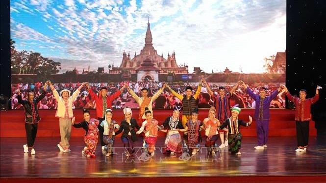 老挝国家艺术团艺术表演亮相岘港市。