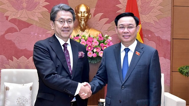 国会主席王廷惠与前田匡史握手。