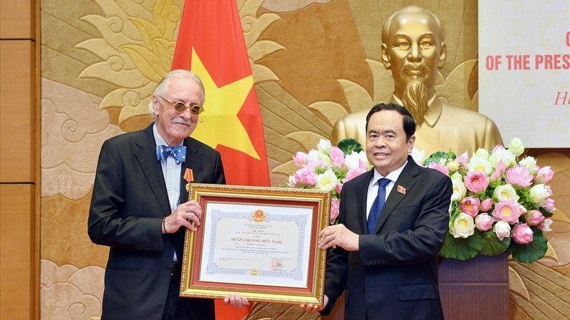 国会常务副主席陈青敏向安德斯•约翰松先生授予友谊勋章。（图片来源：劳动报）