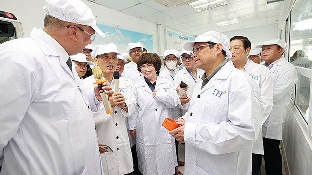 范明正总理参观TH集团奶牛场。（图片来源：人民军队报）