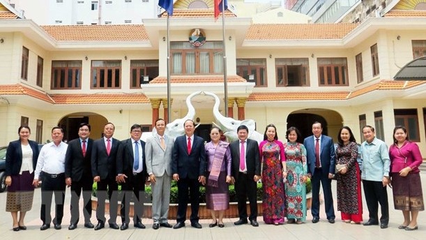 胡志明市代表团2022 年 4 月恰逢老挝传统新年之际向老挝驻胡志明市总领事表示祝贺。（图片来源：越通社）