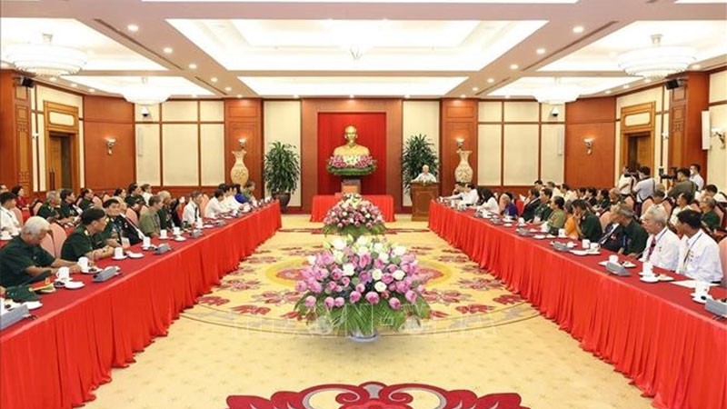 越共中央总书记阮富仲会见全国先进模范革命有功者代表。