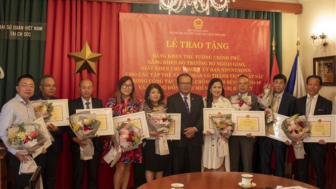 越南驻捷克大使馆隆重举行仪式，向集体和个人授予越南政府总理、外交部长和海外越南人国家委员会主任的奖状。（图片来源：越通社））