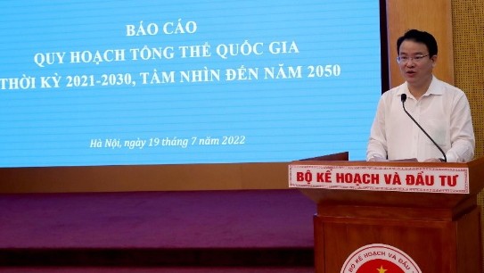 越南计划与投资部副部长阮国方作报告。