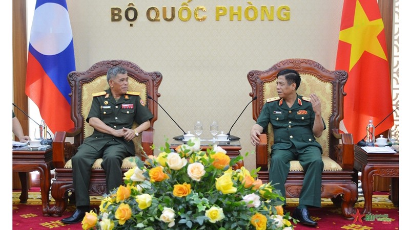 阮文义中将会见Sonethong Keolokham少将。