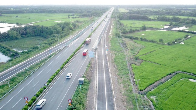附图：2021-2025年越南北南高速公路12个子项目获批。