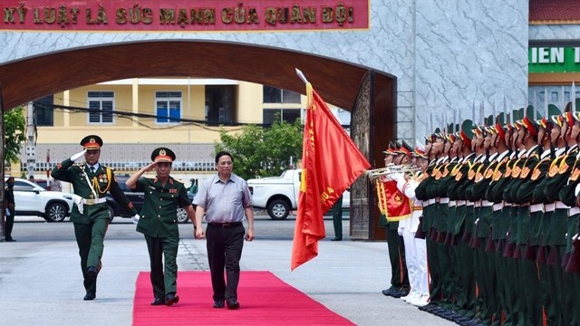 范明正总理造访越南国防部第四军区。