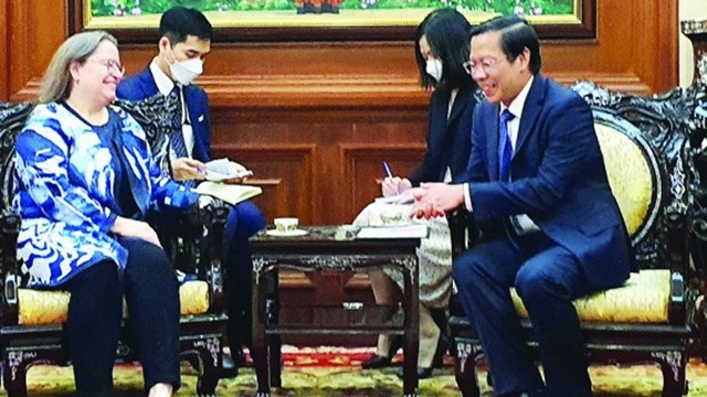 胡志明市人民委员会主席潘文买会见美国驻胡志明市总领事玛丽·达莫。（图片来源：西贡解放报）