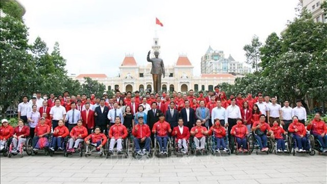 越南残疾人体育代表团在胡志明主席塑像公园合影。（图片来源：越通社）