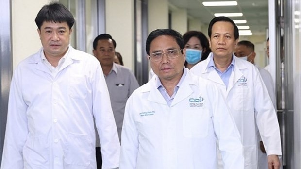 政府总理范明正造访烈士遗骸DNA鉴定机构。（图片来源：越通社）