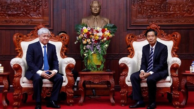 越南祖国阵线中央委员会主席杜文战与老挝建国阵线中央委员会主席辛拉冯·库派吞举行会谈。