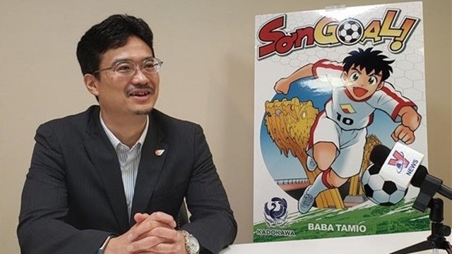 角川公司出版经理Aoyagi Masayuki接受越通社记者采访。