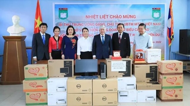 越共中央书记处书记、越南祖国阵线中央委员会主席杜文战向越老双语学校赠送礼物。