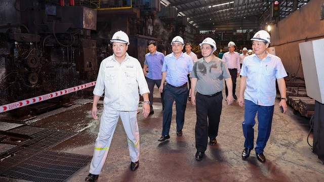 越南政府总理范明正视察太中轧钢厂。（图片来源：VGP）