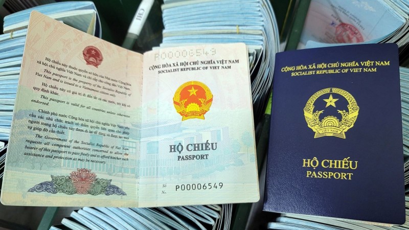 附图：越南新版护照。