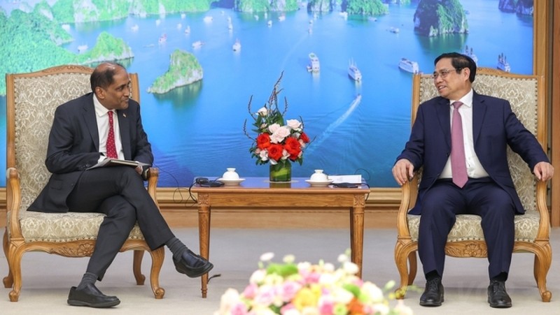 范明正总理会见新加坡驻越南大使惹亚·勒南。（图片来源：VGP）
