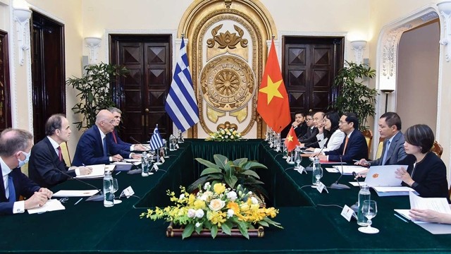 裴青山部长与希腊外长尼科斯•科齐阿斯举行会谈。