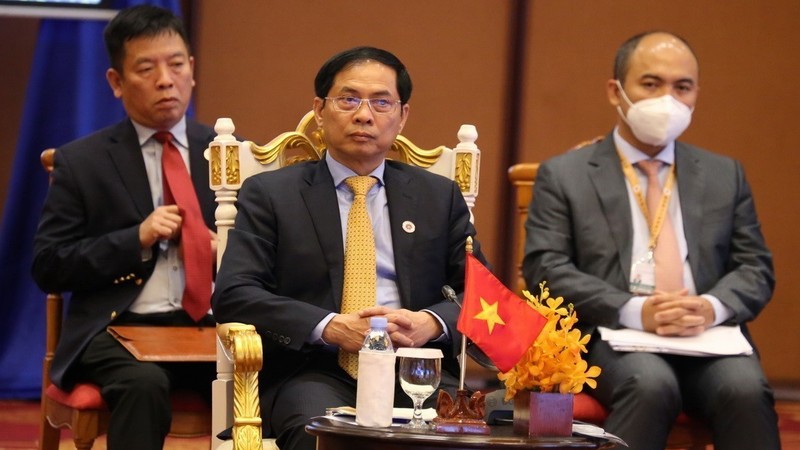 越南外长裴青山率领越南代表团与会。