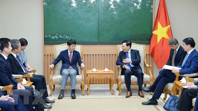 越南政府常务副总理范平明（右）会见正在访越的日本群马县知事山本一太。